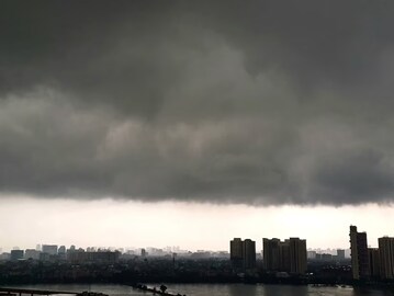 আকাশে কালো মেঘের ঘনঘটা, কলকাতায় তুমুল বৃষ্টি-দুর্যোগ আসছে, ঝড়-বাজের সতর্কতা! বড় আপডেট