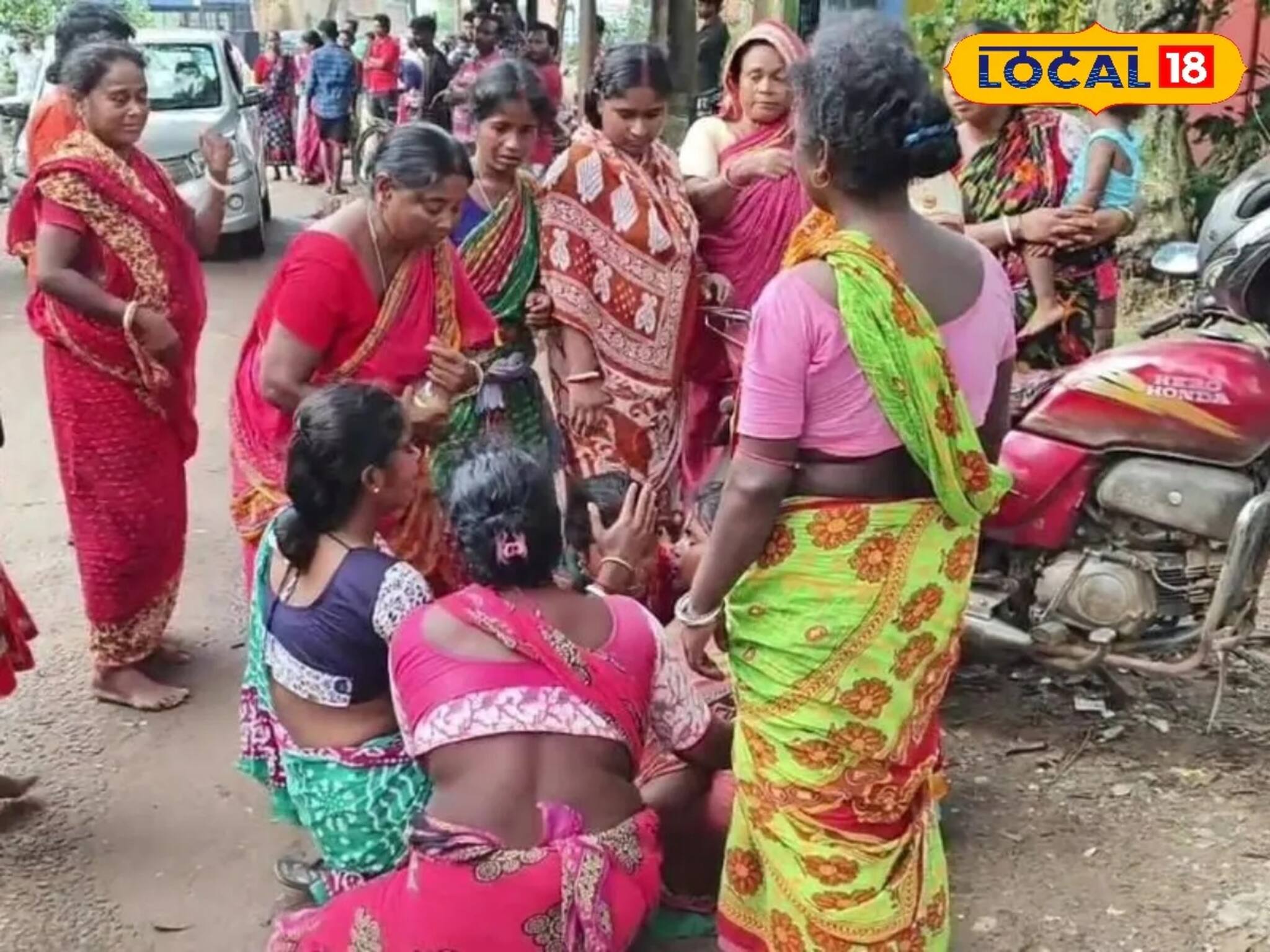 মোবাইলে চার্জ দিতে গিয়ে তরুণীর মৃত্যু, জলাশয়ে পড়ে বৃদ্ধের দেহ! এই এলাকায় শুধুই হাহাকার