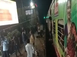 কোন্নগর স্টেশনে প্ল্যাটফর্মের বাইরে লোকাল ট্রেন৷ 