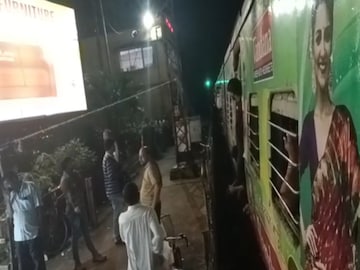 Konnagar Station Mishap: ৩ নম্বর প্ল্যাটফর্মে আসবে গোঘাট লোকাল, অপেক্ষায় যাত্রীরা! কোন্নগর স্টেশনে যা ঘটল, হতবাক সবাই