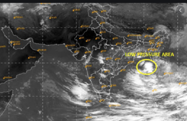 ভারী বৃষ্টির পূর্বাভাস:একইসঙ্গে অসম, মেঘালয়, মণিপুর, মিজোরাম, নাগাল্যান্ড এবং ত্রিপুরাতে ভারী বৃষ্টির সতর্কতা জারি করা হয়েছে। বৃষ্টি হতে পারে ৭০ থেকে ১১০ মিলিমিটার পর্যন্ত।