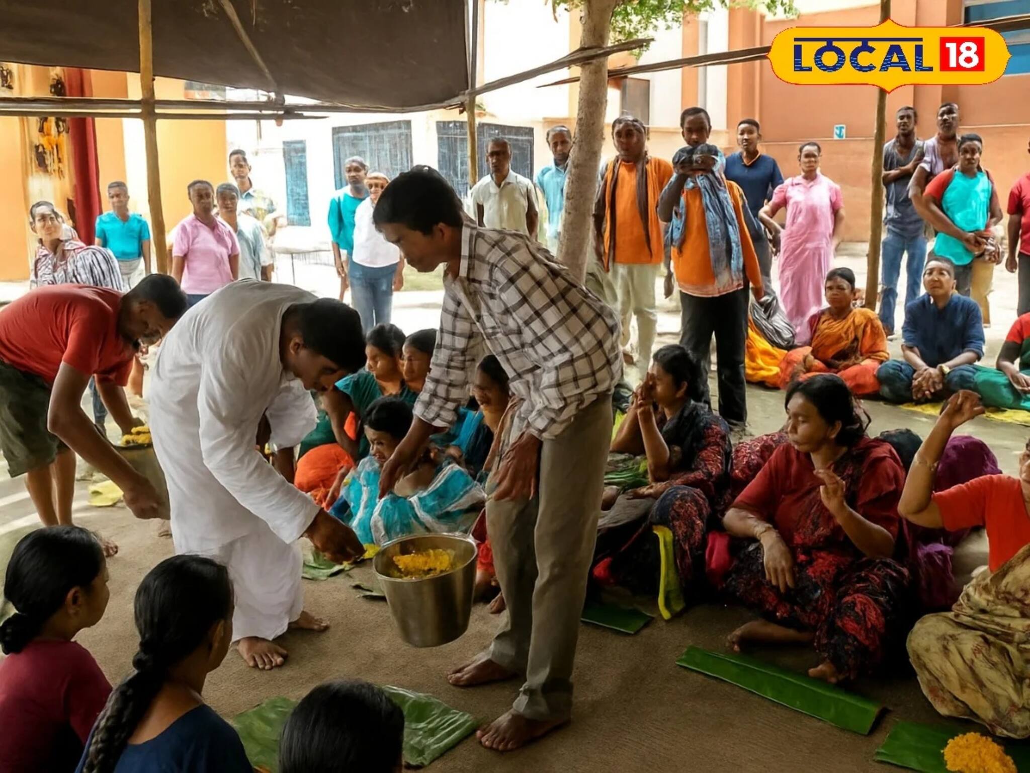 ইনি কে বলুন তো? এই বিধায়ক নিজের হাতে ভক্তদের পাতে প্রসাদ তুলে দিলেন