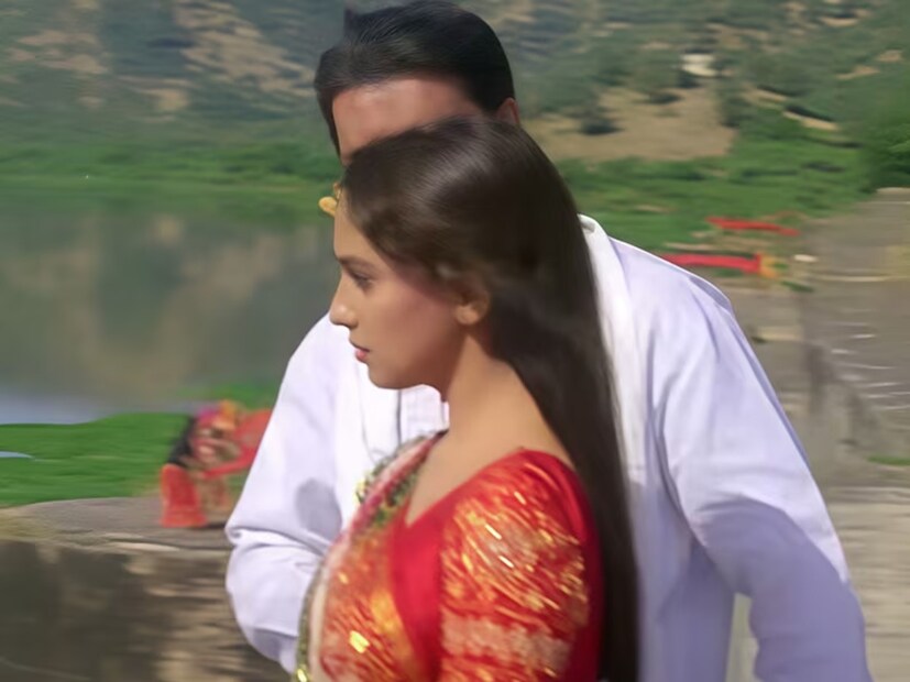 আশির দশকে স্বপ্ননগরী মুম্বইয়ের বস্তি এলাকা থেকে বি-টাউনে পদার্পণ করেছিলেন এক তরুণ। আর রাতারাতিই খ্যাতি লাভ করে নিয়ে হয়ে উঠেছিলেন বলিউডের নামকরা তারকা। আর স্বাভাবিক ভাবেই সেই খ্যাতির সঙ্গে সঙ্গে জীবনে এসেছিল অর্থের প্রাচুর্যও। ব্যস! আর পিছন ফিরে তাকাতে হয়নি। একের পর এক হিট ছবি ভক্তদের উপহার হিসেবে দিয়ে গিয়েছেন। আর ভক্তদের মনও জয় করে নিয়েছেন অচিরেই। কিন্তু নব্বইয়ের দশকে শাহরুখ খান এবং সলমন খানের মতো নবাগত অভিনেতাদের আগমন ঘটে বলিউডে। আর শাহরুখ-সলমন এতটাই জনপ্রিয়তা অর্জন করেন যে, এক সময়ের বিখ্যাত অভিনেতা তখন পার্শ্বচরিত্রে অভিনয় করতে বাধ্য হন। সেই কারণে চিত্র প্রযোজনায় হাত পাকানোর চেষ্টা করেছিলেন তিনি। তবে একটি ছবি ফ্লপ হওয়ার পরেই নিজেকে দেউলিয়া বলে ঘোষণা করে দিয়েছিলেন। 