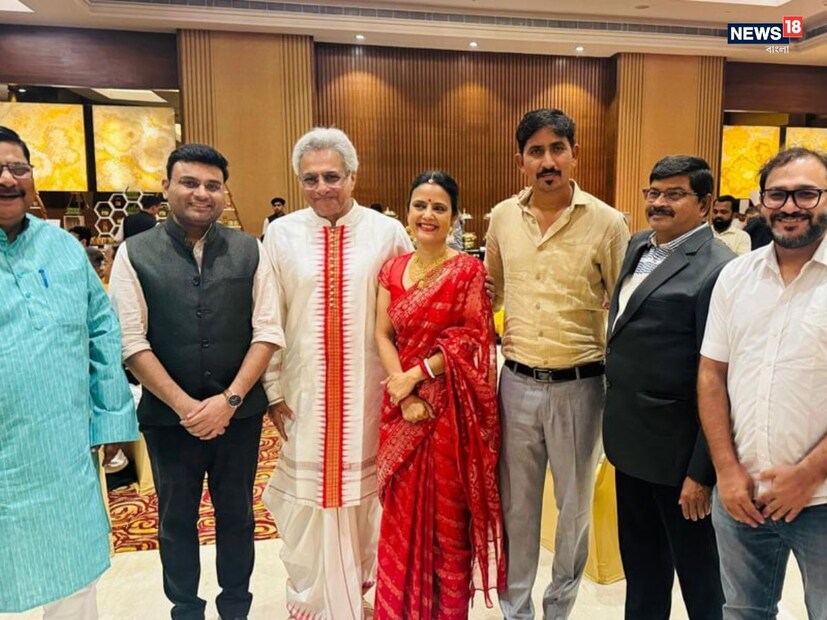 জানা গিয়েছে, কয়েক বছরের বন্ধুত্ব তাঁদের। ঘনিষ্ঠেরা জানতেন বিবাহবন্ধনে আবদ্ধ হবেন তাঁরা। জার্মানির বার্লিন প্রাসাদের ছাদে এক হল চার হাত। একেবারে গোপনীয়তায় মোড়া ছিল বিয়ের অনুষ্ঠান। কোনওরকম ভিড় এড়াতেই বার্লিন শহরকে বেছে নেওয়া হয়েছে বলে দাবি ঘনিষ্ঠমহলের।