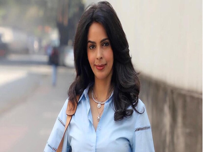 *মল্লিকা আবেগপ্রবণ হয়ে প্রকাশ করেছিলেন, তিনি সমঝোতায় রাজি না হওয়ায় ছবির অফার কমে যায়। একসময় হট বিউটি হিসেবে ইন্ডাস্ট্রিকে কাঁপিয়ে দেওয়া এই অভিনেত্রীকে এখন সিনেমায় অফারের অপেক্ষায় থাকতে হচ্ছে। তিনি বলিউডের একজন তারকা নায়িকা এবং তার সাহসের তাঁকে কুর্নিশ জানিয়েছে অনেকে।