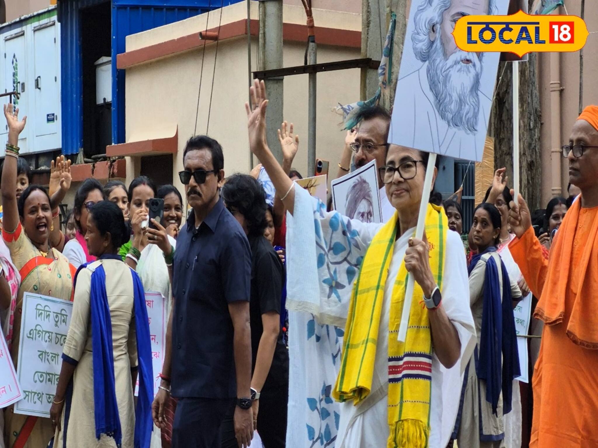 CM Mamata Banerjee: বীরসা ও রবির ছবি হাতে ভাষা আন্দোলন! ঝাড়গ্রামে মমতাকে ঘিরে উচ্ছ্বাস