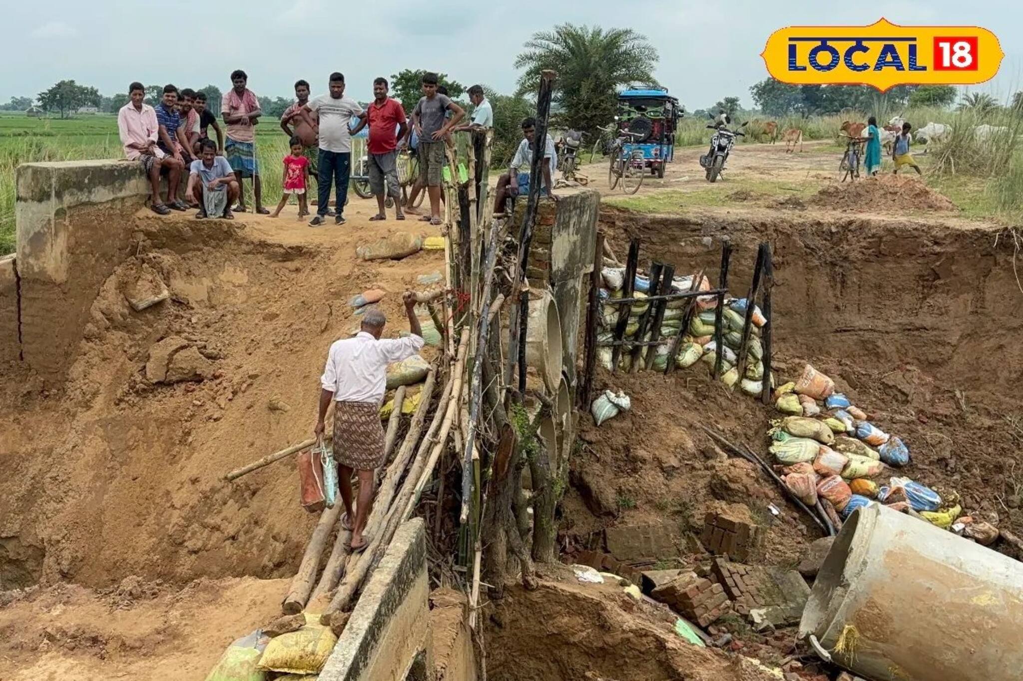 যোগাযোগ না থাকায় বাজারে যাচ্ছে না সবজি, বৃষ্টিতে কালভার্ট ভেঙে গ্রামেই পচছে