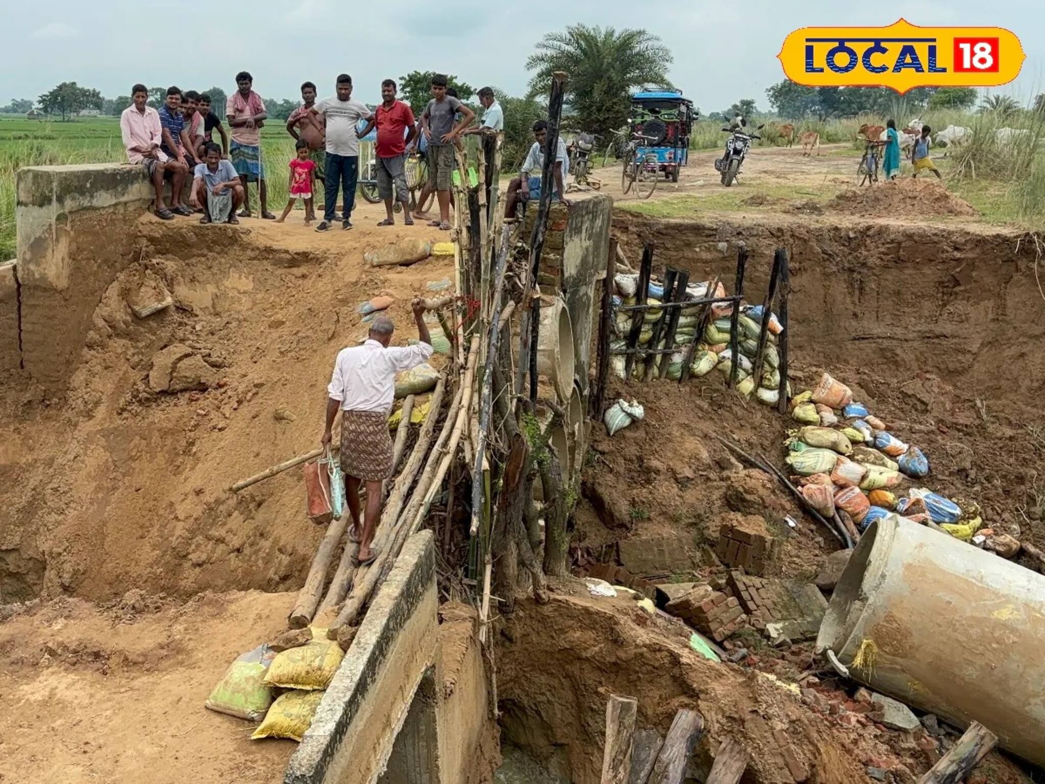 যোগাযোগ না থাকায় বাজারে যাচ্ছে না সবজি, বৃষ্টিতে কালভার্ট ভেঙে গ্রামেই পচছে