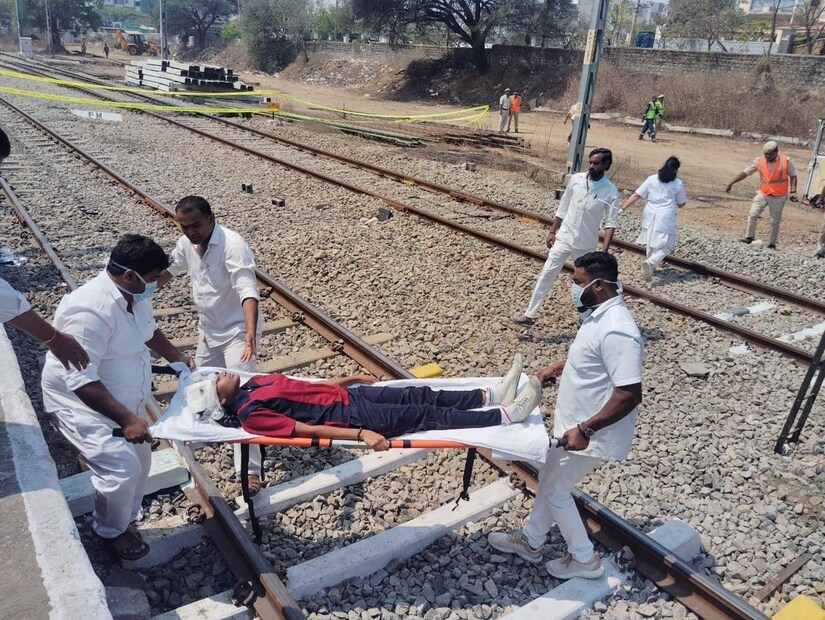 জলপাইগুড়ি : বাংলাদেশ সীমান্তবর্তী হলদিবাড়ি স্টেশনে ট্রেন দুর্ঘটনা। লাইনচ্যূত বগি।উদ্ধারে রেল ও এনডিআরএফ কর্মীরা। আহতদের উদ্ধার করে নিয়ে যাওয়া হলো হাসপাতালে। Photo- Representative
