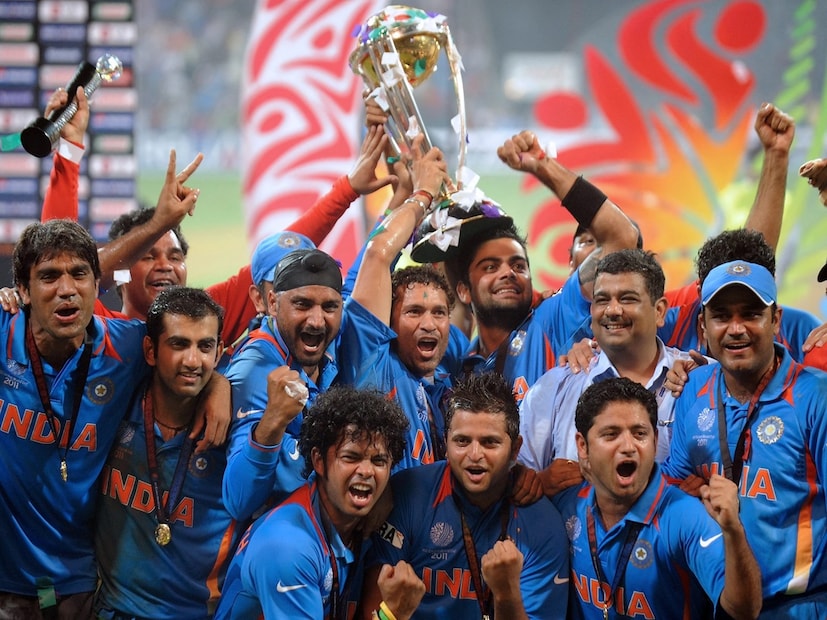 মুনাফ প্যাটেলের ফর্ম এবং ফিটনেসের কারণে তিনি দলের বাইরে চলে যান কিন্তু প্রবীণ কুমারের ইনজুরির কারণে ভারতের ২০১১ বিশ্বকাপ দলে জায়গা করে নেয় এবং তাঁকে ডাকা হয়। মুনাফ টুর্নামেন্ট শেষ করেন ১১ উইকেট নিয়ে - যা প্রতিযোগিতায় ভারতের হয়ে তৃতীয় সর্বোচ্চ। ভারত বিশ্বকাপ জিতেছিল এবং মুনাফকে পরে জয়ের 