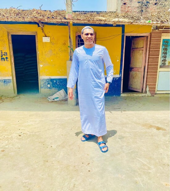 মুনাফ একজন খুবই সাধাসিধে মানুষ- একবার একটি ম্যাচ চলাকালীন সময়ে শার্টটি প্যান্টের ভিতরে গুঁজে না রাখার জন্য ধারাভাষ্যকাররা তাঁকে কটাক্ষ করেন। যা ঘিকে বিতর্কের সূত্রপাত হয়৷  জানা যায় যে রাহুল দ্রাবিড় সেই সময় তাণকে বলেছিলেন বিক্ষোভ মেটাতে শার্টটি ভিতরে গুঁজে পরে নিতে। যুবরাজ সিং, হরভজন সিং এবং বীরেন্দ্র সেওয়াগ মুনাফের প্রতি সহানুভূতি প্রকাশ করতে একটি পদক্ষেপ নেন৷ তাঁরা বলেছিলেন যে তাঁরা পরের ম্যাচ থেকে তাঁদের শার্টও প্যান্টের ভিতরে গুঁজে পরবেন না। (Picture Credit: IG/munafpatel13)
