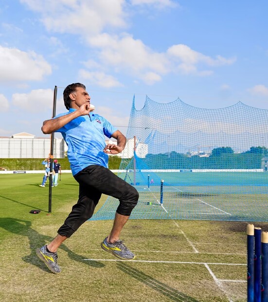 মুনাফ প্যাটেল ক্রিকেট খেলতে চেয়েছিলেন কিন্তু তার বাবা তাকে খেলা ছেড়ে কাজ শুরু করতে বলেছিলেন। যে গ্রামে তিনি বড় হয়েছেন, সেখানকার মানুষ জানত না যে ক্রিকেট ভাল জীবনযাপনের সুযোগ করে দিতে পারে। অবশেষে, গ্রামের কেউ তাঁকে জুতা কিনতে সাহায্য করে এবং তার ক্রিকেট দলে খেলার জন্য বরোদাতে নিয়ে যায়। (Picture Credit: IG/munafpatel13)