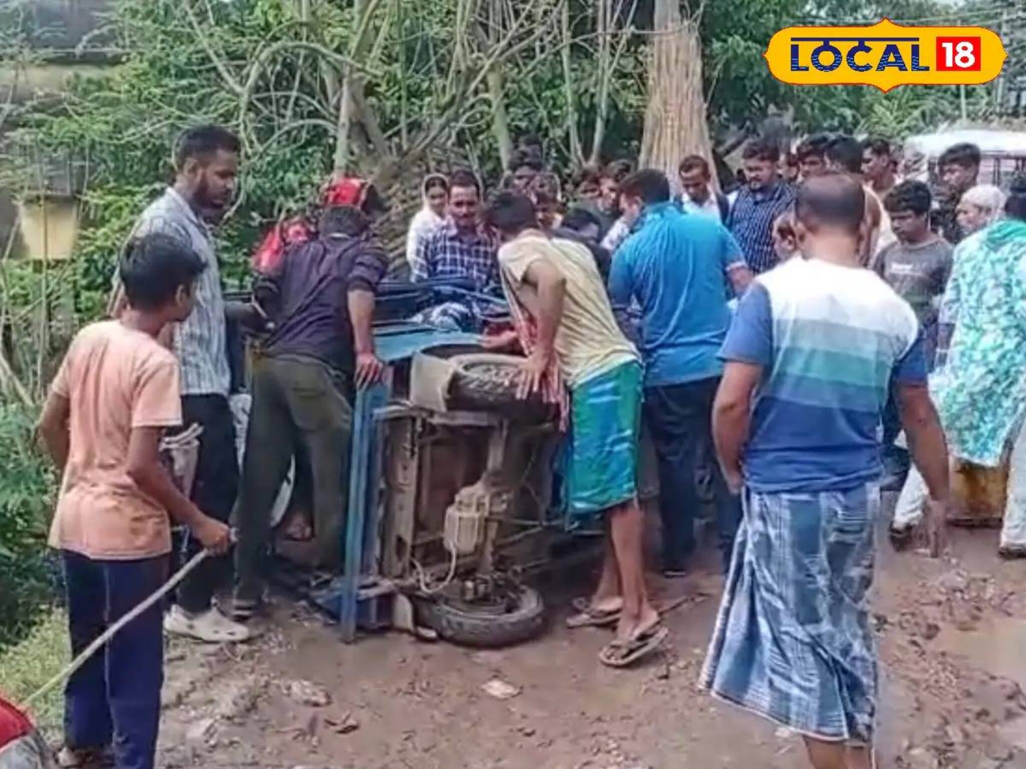 উল্টে যাচ্ছে টোটো, পড়ে যাচ্ছে বাইক! মুর্শিদাবাদের 'এই' রাস্তা দিয়ে যাতায়াতের আগে সাবধান