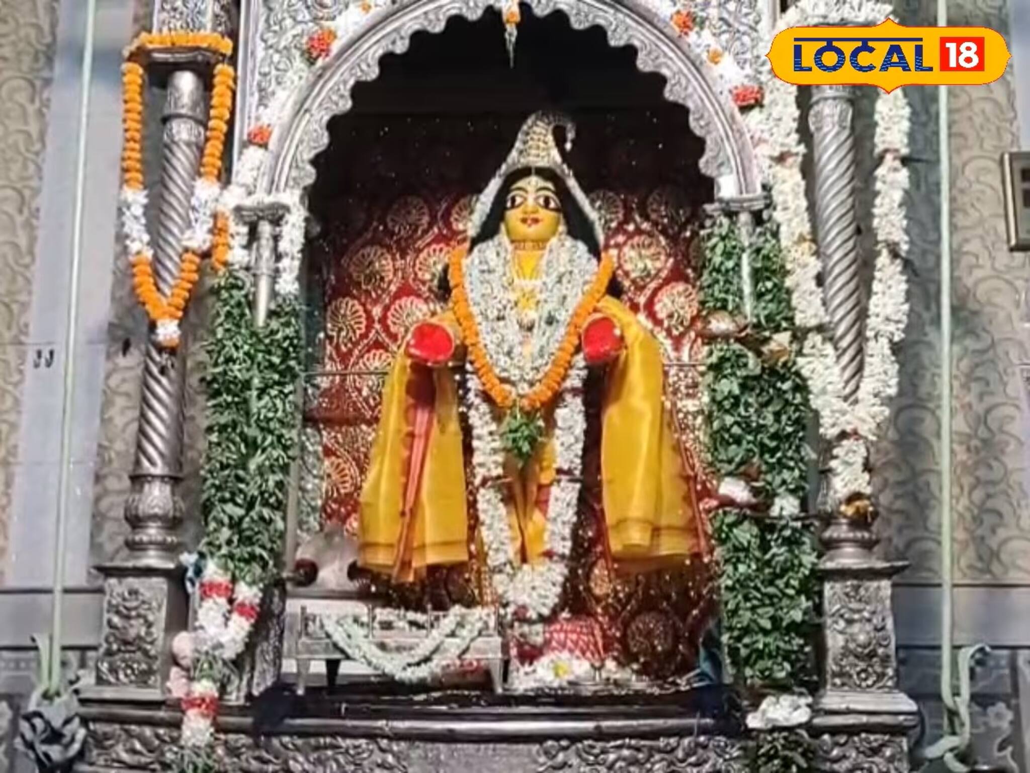 রাখাল থেকে রাজা, এক পক্ষকালীন ঝুলনে এখানে নানা বেশে সেজে দোল খান শ্রীচৈতন্যদেব