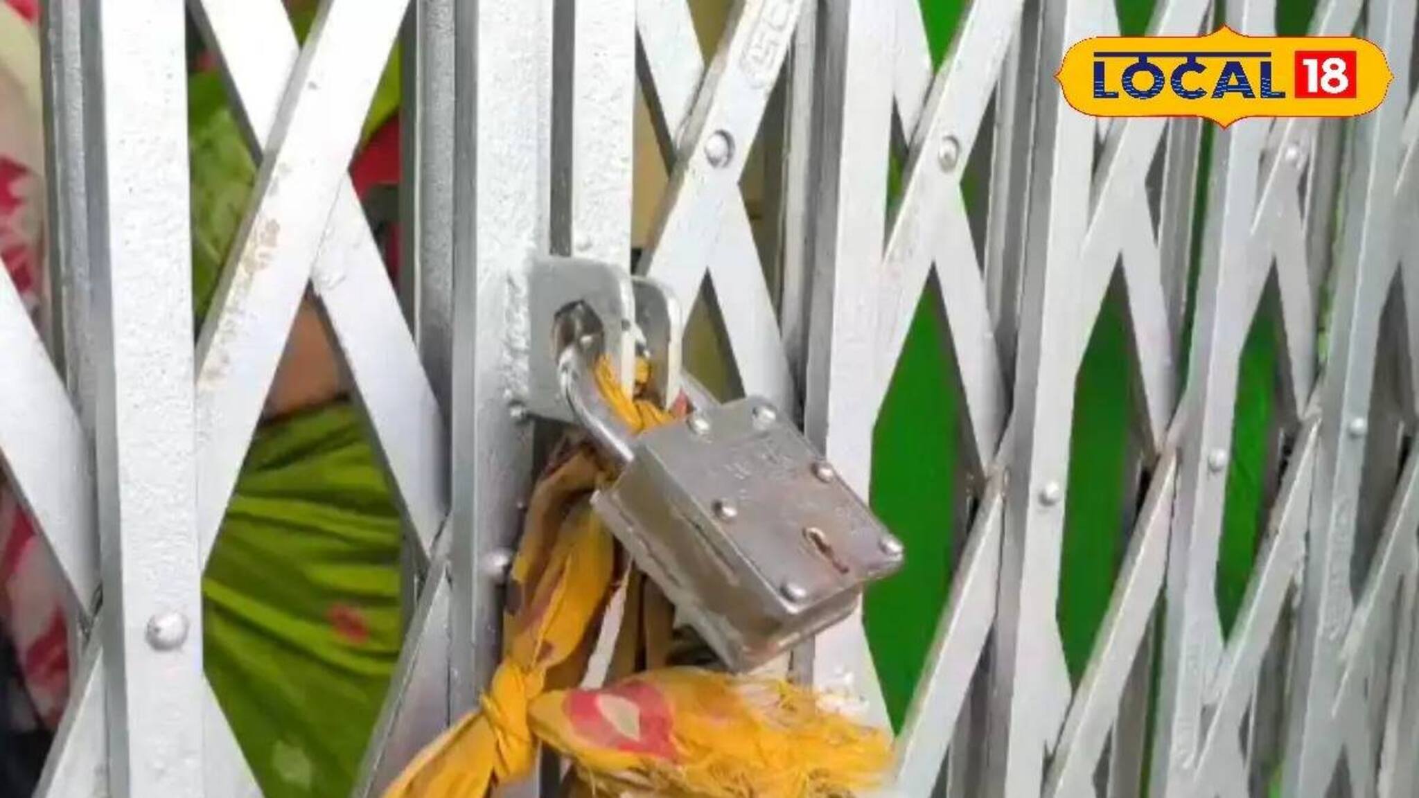 জমা জলে বিপর্যস্ত জীবন! পঞ্চায়েত অফিসে তালা ঝোলালেন ক্ষুব্ধ গ্রামবাসীরা