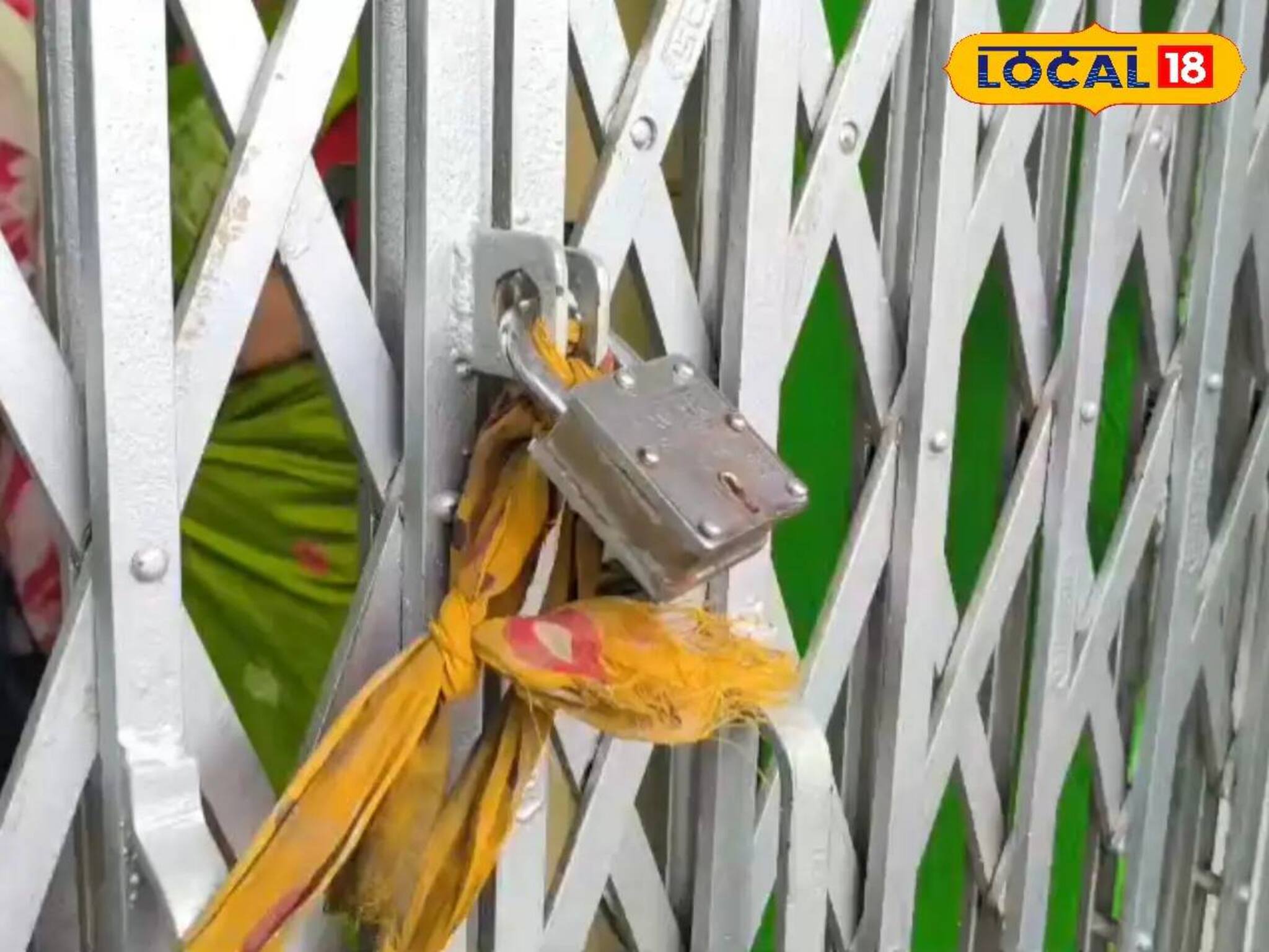 জমা জলে বিপর্যস্ত জীবন! পঞ্চায়েত অফিসে তালা ঝোলালেন ক্ষুব্ধ গ্রামবাসীরা