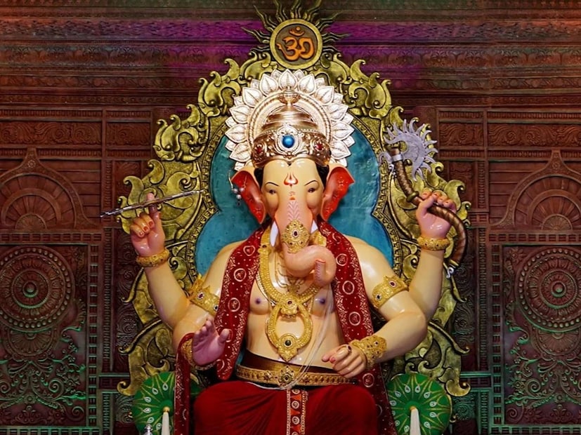 ভাদ্রমাসের শুক্লাপক্ষের চতুর্থী তিথিতে আজ ঘরে ঘরে পূজিত হচ্ছেন সিদ্ধিদাতা বিনায়ক৷ জীবনে সুখ শান্তি এবং সাফল্যের জন্য ভক্তরা আশীর্বাদ নেবেন একোদন্ত গণেশের৷ প্রতি বছর ভাদ্র মাসের শুক্লা পক্ষের চতুর্থী তিথিতে পালিত হয় এই পুণ্য পার্বণ৷
