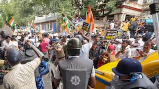 রণক্ষেত্রের চেহারা নেয় পার্ক স্ট্রিট রণক্ষেত্রের চেহারা নেয় পার্ক স্ট্রিট