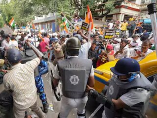 রণক্ষেত্রের চেহারা নেয় পার্ক স্ট্রিট