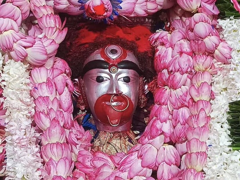 শুক্রবার পালিত হচ্ছে মাহাত্ম্যপূর্ণ কৌশিকী অমাবস্যা৷ ভক্ত এবং তন্ত্রসাধকদের কাছে এই তিথি খুবই গুরুত্বপূর্ণ৷ এই তিথিতে পালনীয় কিছু আচার আচরণ এবং জ্যোতিষ টোটকা আছে৷ প্রচলিত বিশ্বাস, সেগুলি পালন করলে জীবনে সুখশান্তি বজায় থাকে৷ দূর হয় অভিশাপ ও অশান্তির কালো ছায়া৷ বলছে জ্যোতিষ বিশারদ নন্দকিশোর মুদগল৷