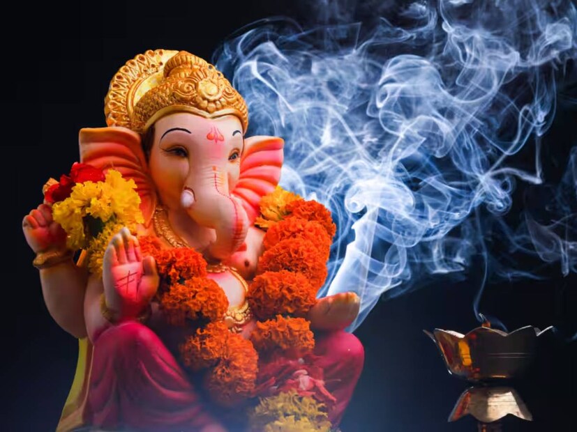 ভাদ্র মাসে চলেই এল গণেশ চতুর্থী৷ দেশ জুড়ে ঘরে ঘরে পূজিত হবেন সিদ্ধিদাতা গণপতি৷ সব কাজে সাফল্য এবং সিদ্ধিলাভের মনস্কামনায় বিনায়কের কাছে পুজো দেবেন ভক্তরা৷ আগামী ২৭ অগাস্ট, বুধবার পালিত হবে গণেশ চতুর্থী৷ সেদিন সূর্যোদয় থেকে শুরু করে দুপুর ৩.৪৪ পর্যন্ত আছে এই তিথি৷ আগের দিন অর্থাৎ ২৬ অগাস্ট মঙ্গলবার দুপুর ১.৫৫ মিনিটে এই তিথি শুরু হচ্ছে৷ উদয় তিথি অনুযায়ী গণেশ চতুর্থী পালিত হবে বুধবার৷