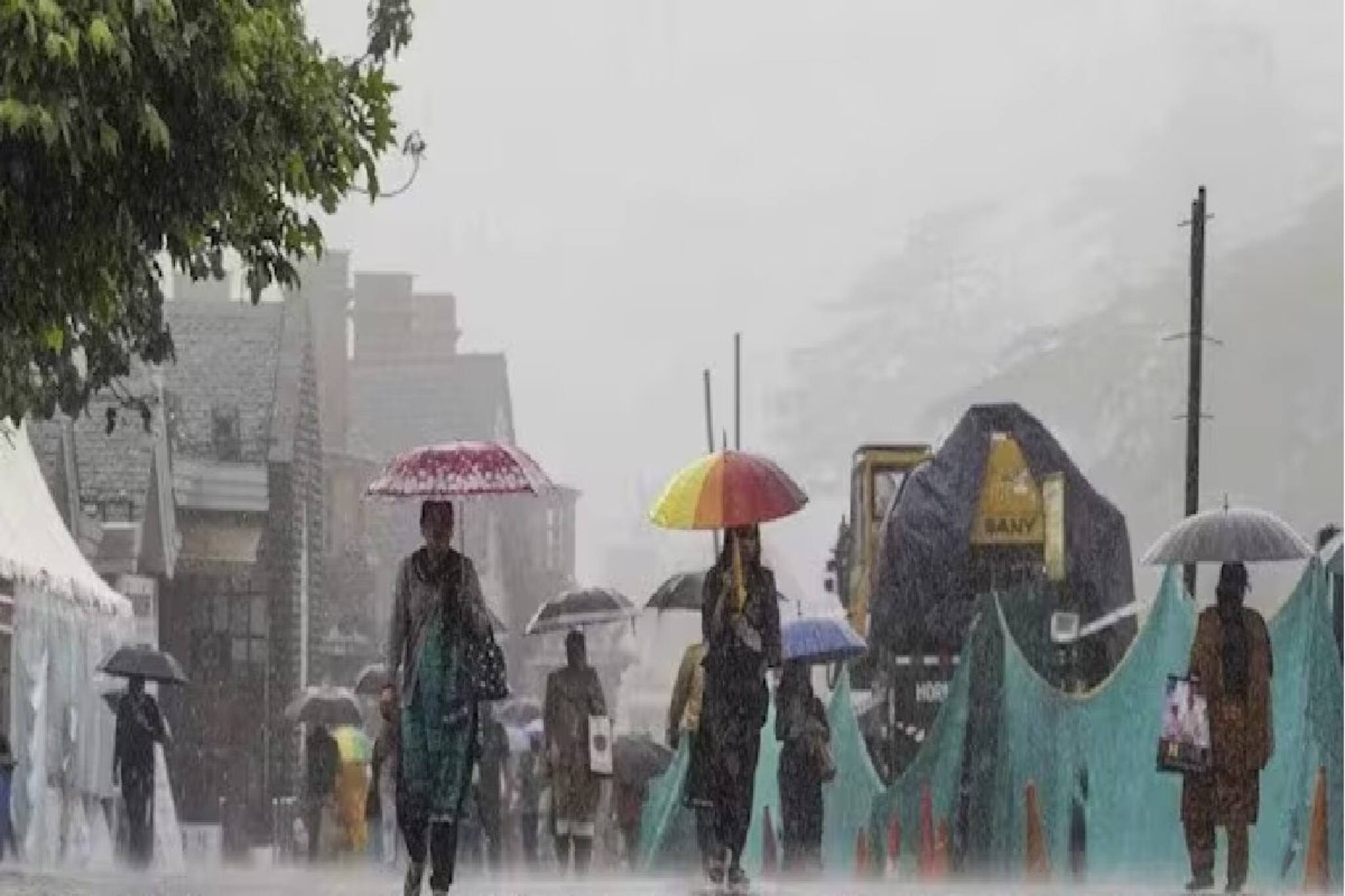 উইকএন্ডে উত্তর কাঁপিয়ে বৃষ্টির লাগাতার ধারা,জেলায়-জেলায় তুমুল বৃষ্টি,উত্তরবঙ্গের আপডেট