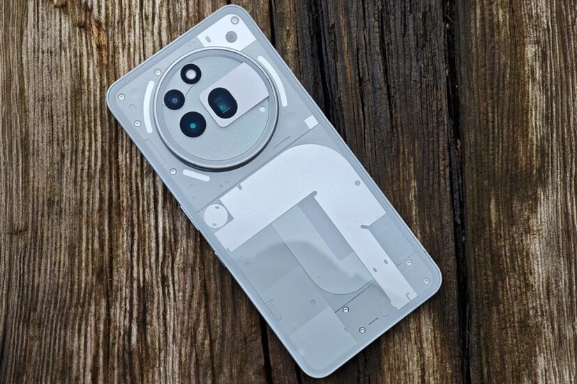 ৩০,০০০ টাকার কম দামের মধ্যে Nothing Phone (3a) Pro সেরা ক্যামেরা বা সেরা পারফরম্যান্স ফোন নয়, তবে কেউ যদি এমন একটি ফোন চান যা এর অনন্য ডিজাইন এবং UI দিয়ে আলাদা হয়ে ওঠে, তাহলে এটি একটি ভাল ডিল। এটি বর্তমানে অ্যামাজনে মাত্র ২৭,৯৫০ টাকায় পাওয়া যাচ্ছে।