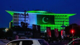 পাকিস্তানে স্বাধীনতা দিবস উদযাপনে শূন্যে গুলি ! (Photo: AP)