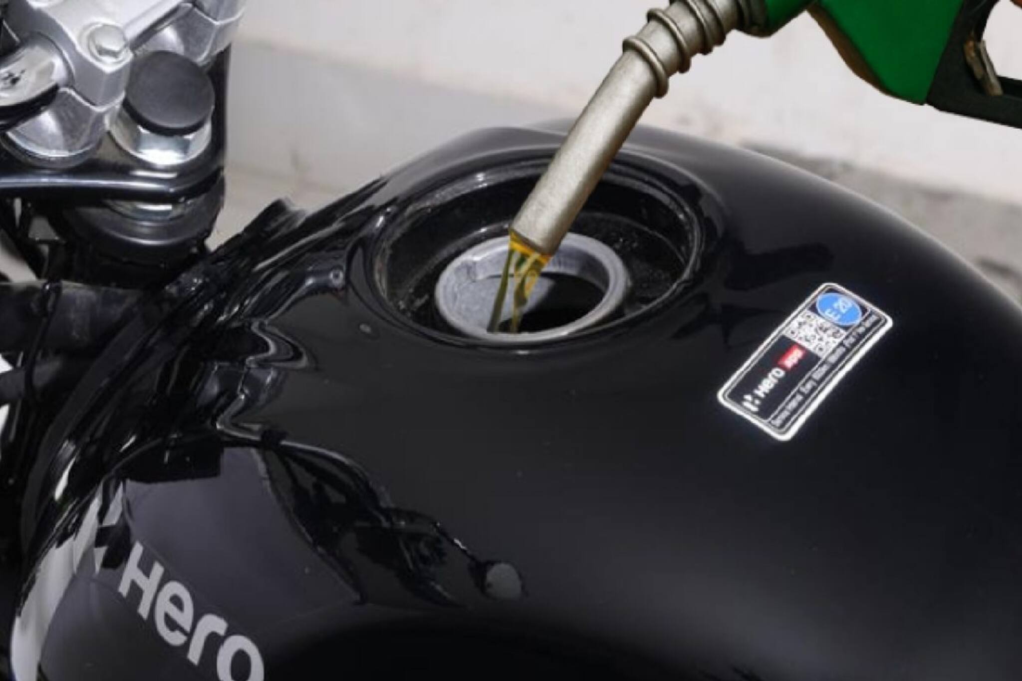 হতে পারে বিস্ফোরণ! বাইকে কোনও দিন ফুল ট্যাঙ্ক পেট্রন ভরবেন না! জেনে নিন কারণ