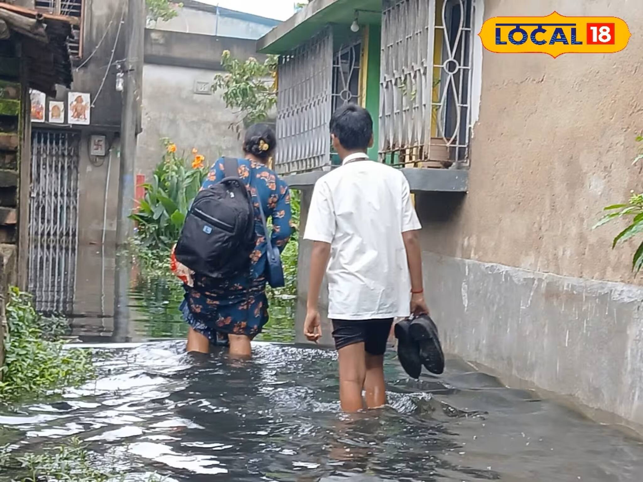 জলে ভাসছে আবর্জনা, মানুষের মল! জুতো হাতে খালি পায়ে তার উপর দিয়েই স্কুলমুখী পড়ুয়ারা