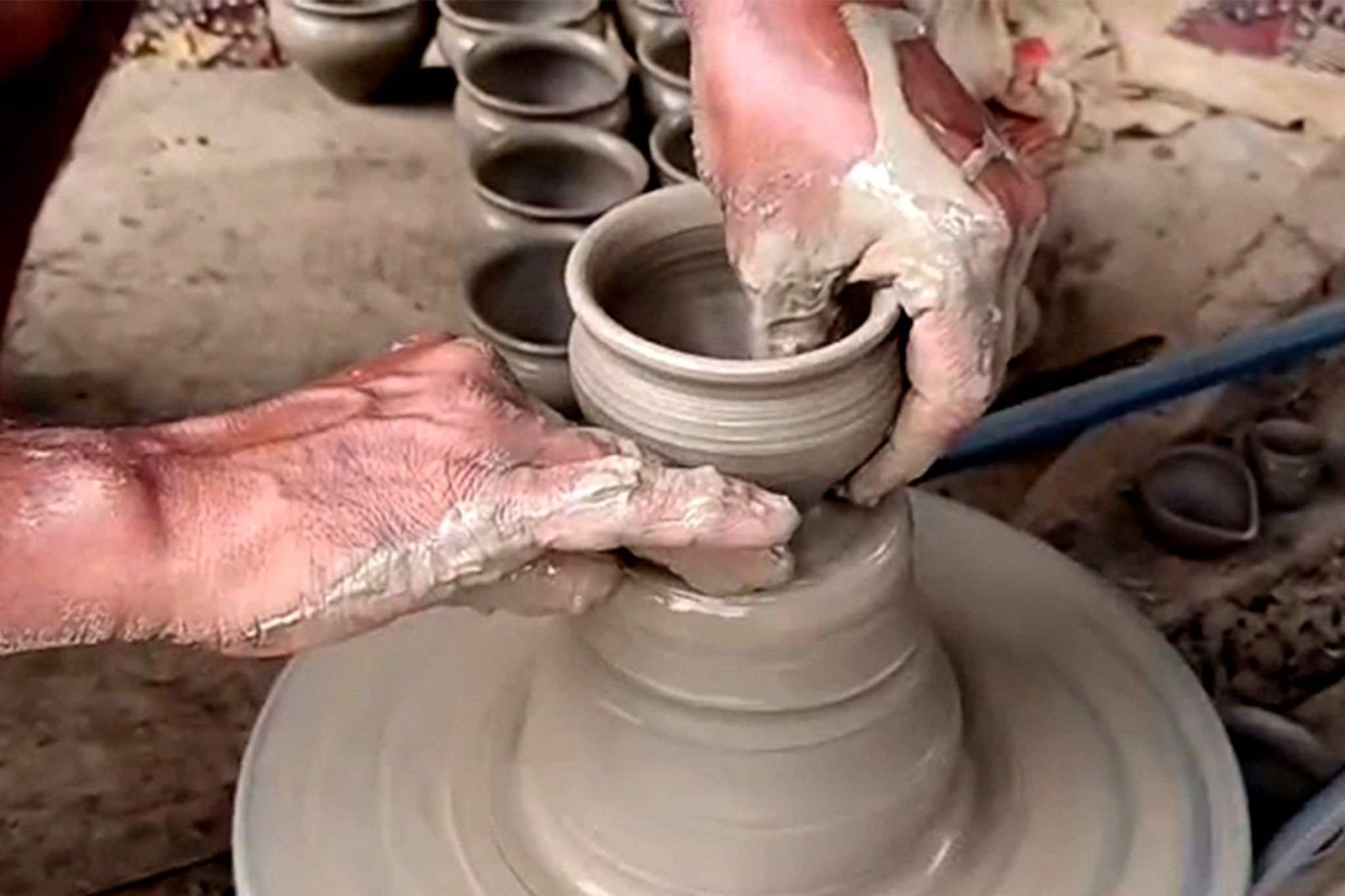 পুজোর আগে পেটে টান! বৃষ্টিতে ভিজছে মৃৎশিল্পীদের সারা বছরের রোজগার