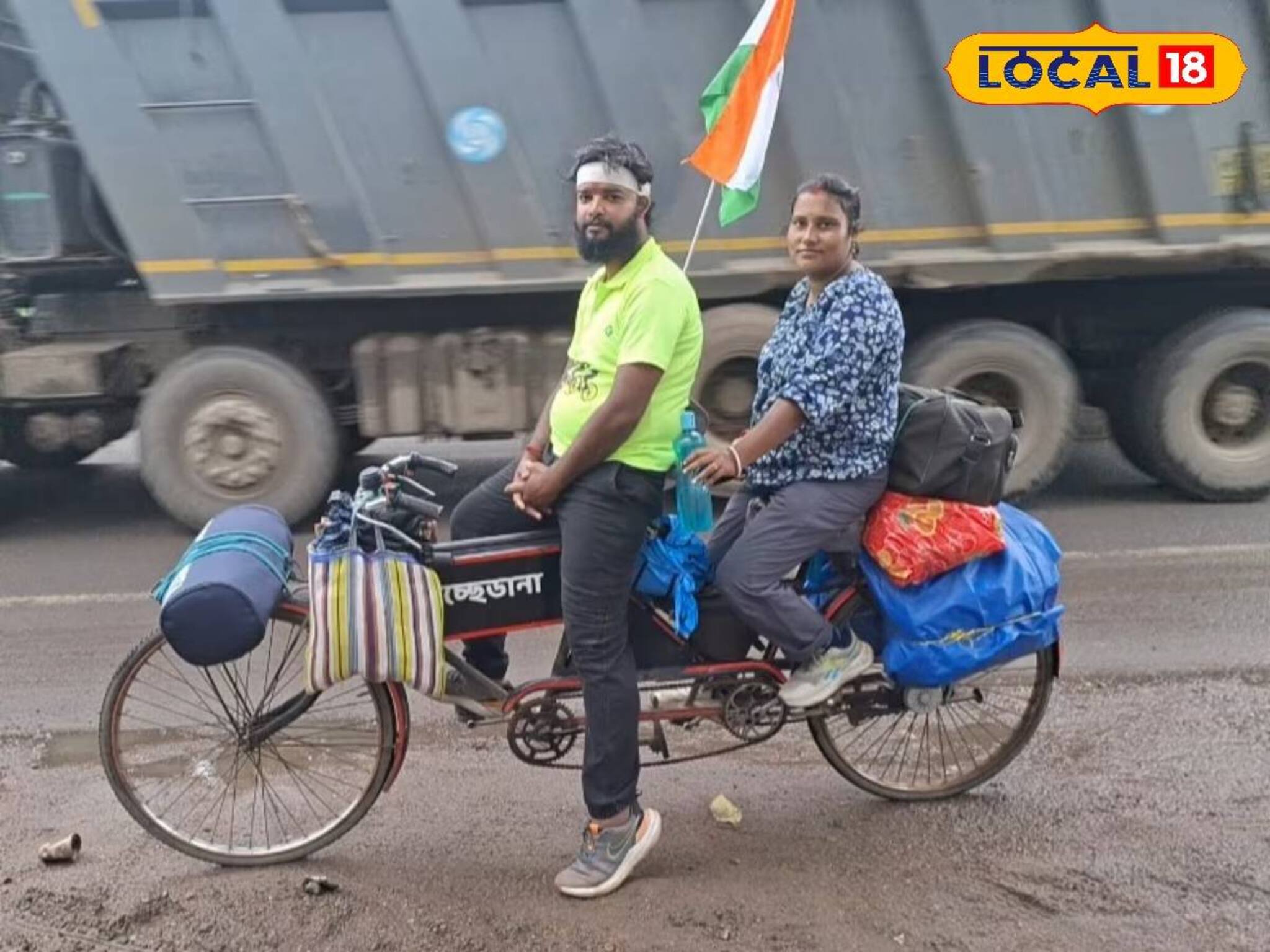 মোটা মাইনের চাকরি ছেড়ে 'ফুলটুসি'র কাঁধে! 'ইচ্ছেডানা'য় চেপে বাংলা ভ্রমণ চুঁচুড়ার দম্পতির