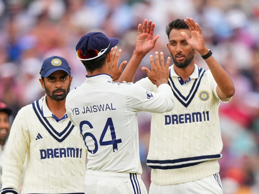 একটা সময় ইংল্যান্ডের স্কোর ছিল ১২৯ রানে ১ উইকেট। সেখান থেকে ২৪৭ রানে অলআউ হয়ে যায় পুরো দল। চোটের কারণে ব্যাট করতে নামেননি ক্রিস ওকস। ফলে ৯ উইকেটেই শেষ হয় ইনিংস।  (Photo-AP)