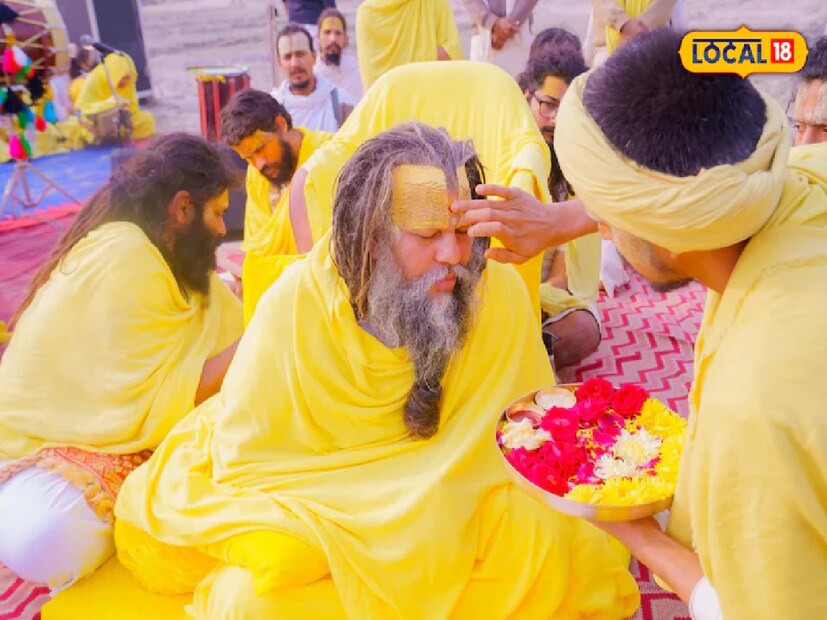 এত গুরুতর অসুস্থতার পরেও, মহারাজ প্রতিদিন পায়ে হেঁটে ভক্তদের মধ্যে আসেন এবং তাদের সৎসঙ্গ বলেন, শুধু তাই নয়, তিনি তার কিডনির নামও রেখেছেন৷ 
