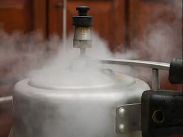 Pressure Cooker Age:  কত বছর পুরনো হলে প্রেশার কুকার বদলানো উচিত? পরামর্শ দিলেন চিকিৎসক, জানুন কীভাবে শরীরে ঢুকছে বিষ