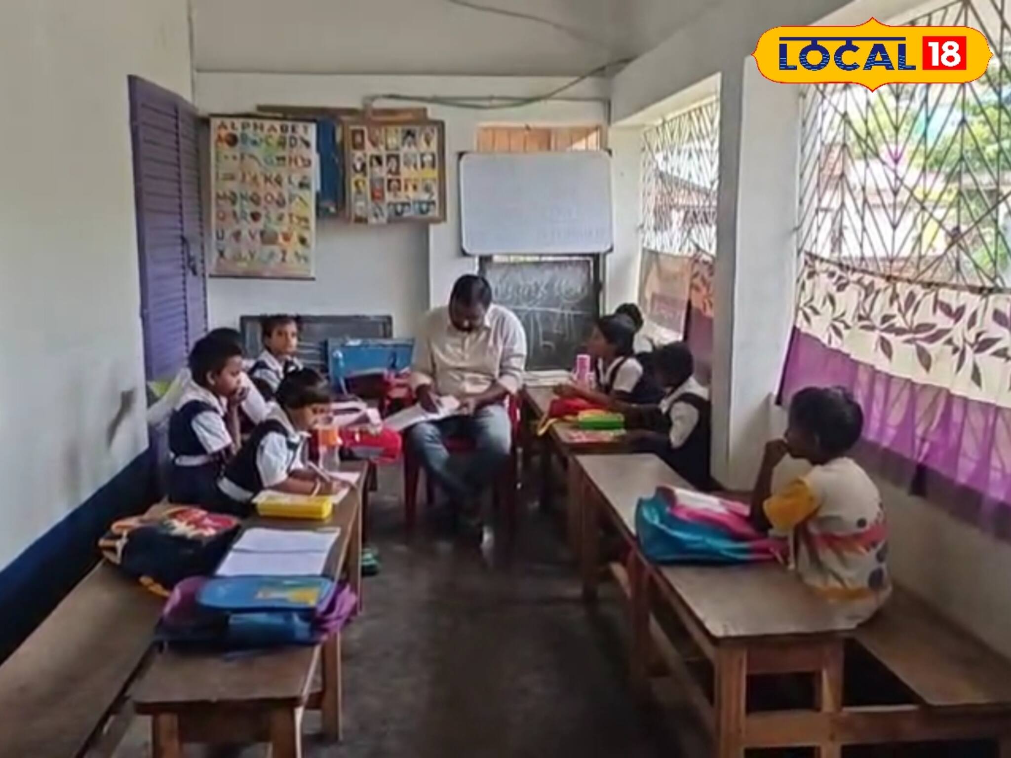 বারান্দায় কাপড় টাঙিয়ে পড়াশোনা,পাশেই হচ্ছে মিড ডে মিলের রান্না!