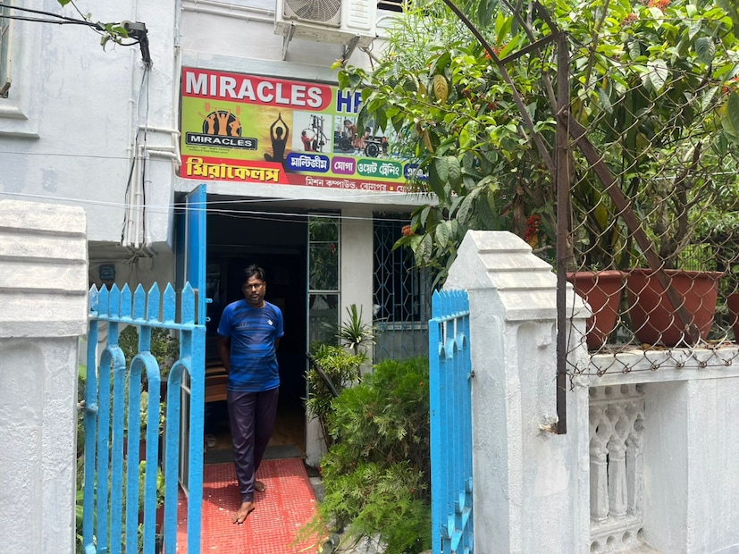 পরিবার সূত্রে খবর, বোলপুরের মিশন কম্পাউন্ড এলাকায় একটি জিমে যেতেন প্রিয়জিৎ। সেখানেই শুক্রবারও গিয়েছিলেন শরীরচর্চা করতে। সেখানেই ঘটে গেল এই মর্মান্তিক ঘটনা।