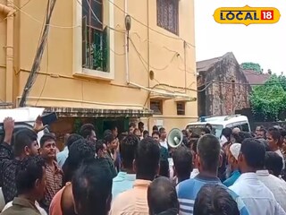 চলছে বিক্ষোভ 