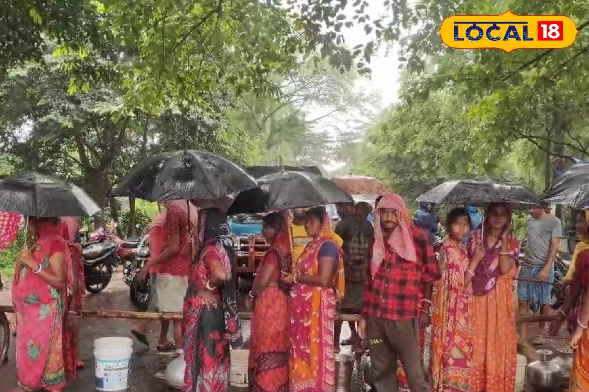 ১০ বছর ধরে চরম জল সঙ্কট, বৃষ্টি মাথায় নিয়েই 'জীবনযুদ্ধে' নেমেছে জঙ্গলমহল