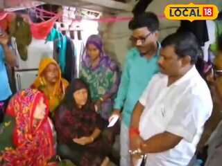 নিখোঁজ মৎসজীবীর পরিবারের সঙ্গে দেখা করলেন মথুরাপুরের সাংসদ বাপি হালদার