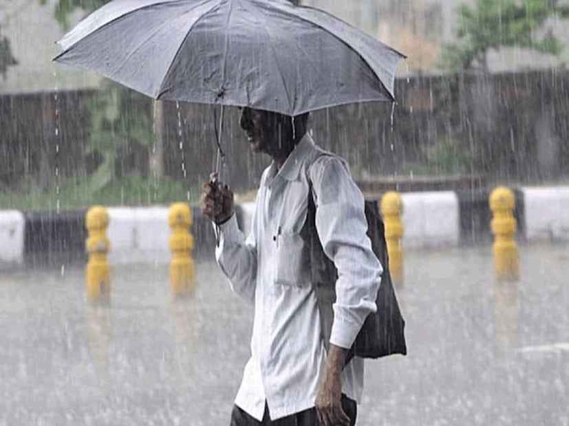 এর পাশাপাশি উত্তরবঙ্গের বাকি জেলাগুলিতে বজ্রবিদ্যুৎ-সহ বিক্ষিপ্ত বৃষ্টি এবং ঝোড়ো হাওয়া বইবে। সাত আগস্ট, বৃহস্পতিবার সকাল থেকেই তমলুক, হলদিয়া, এগরা, দিঘা সর্বত্রই মেঘলা আকাশ। জেলা জুড়ে এদিন বিক্ষিপ্তভাবে বজ্রবিদ্যুৎ ভারী বৃষ্টির সম্ভাবনা।