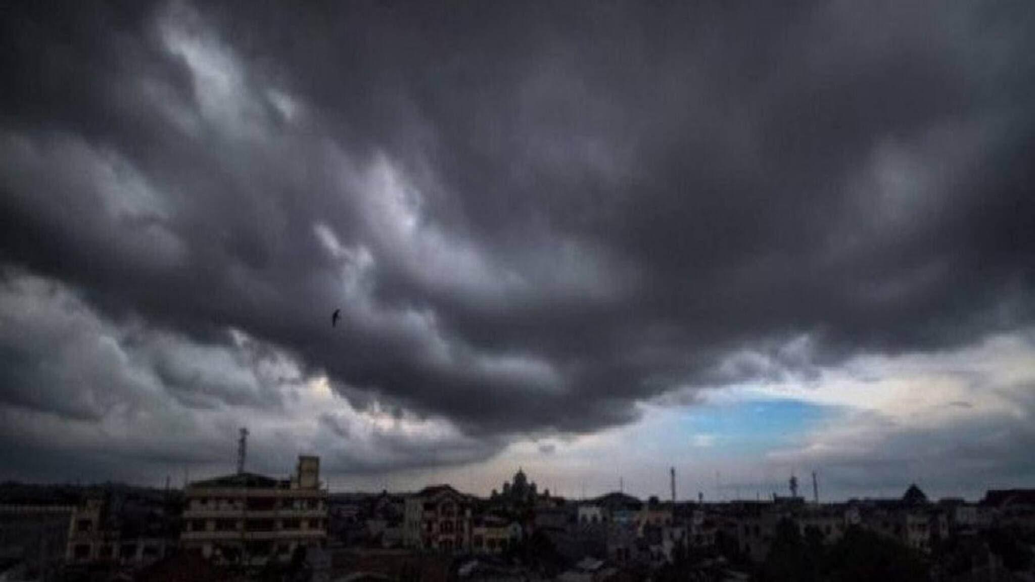 এখনই রেহাই নেই, ৪৮ ঘণ্টা প্রবল ঝড়-বৃষ্টির পূর্বাভাস বাংলার ৫ জেলায়! আবহাওয়ার আপডেট