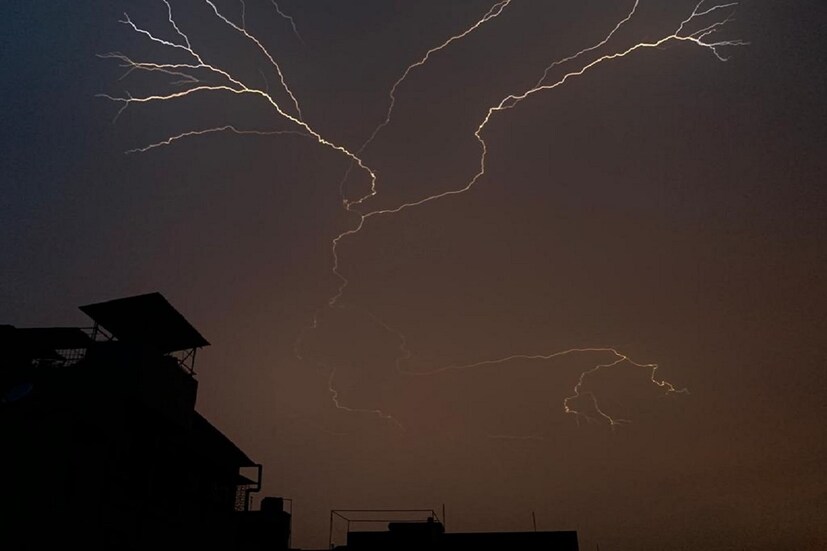 টানা বৃষ্টির কারণে আপাতত তাপমাত্রার পারদ রয়েছে নিম্নমুখী। সর্বোচ্চ তাপমাত্রা ৩০.৮ ডিগ্রি সেলসিয়াস এবং সর্বনিম্ন তাপমাত্রা ২৫.২ ডিগ্রি সেলসিয়াস। বাতাসে আপেক্ষিক আর্দ্রতার পরিমাণ ৯৭ শতাংশ। দিঘা সহ পূর্ব মেদিনীপুর জেলায় ভারী বৃষ্টির পূর্বাভাস শুক্রবার পর্যন্ত। ফলে জেলার নিচু এলাকা জলমগ্ন হওয়ার সম্ভাবনা রয়েছে। দমকা হাওয়ায় উত্তাল থাকবে সমুদ্র। 