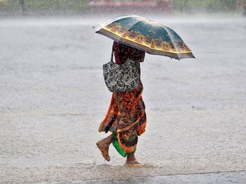 সোমবার রাত থেকে মঙ্গল সকাল পর্যন্ত বজ্রপাত বাড়তে পারে দক্ষিণবঙ্গের প্রায় সব জেলায়। উত্তর ও দক্ষিণ ২৪ পরগনা, নদিয়া, কলকাতা, হাওড়া, পূর্ব ও পশ্চিম মেদিনীপুর, ঝাড়গ্রাম, মুর্শিদাবাদ এবং পূর্ব বর্ধমান। মঙ্গলবার থেকে কলকাতা দক্ষিণবঙ্গের সব জেলায় বজ্রবিদ্যুৎ-সহ হালকা থেকে মাঝারি বৃষ্টির সম্ভাবনা বেশি। সঙ্গে ৩০ থেকে ৪০ কিলোমিটার গতিবেগে দমকা ঝোড়ো বাতাস হইবে।
