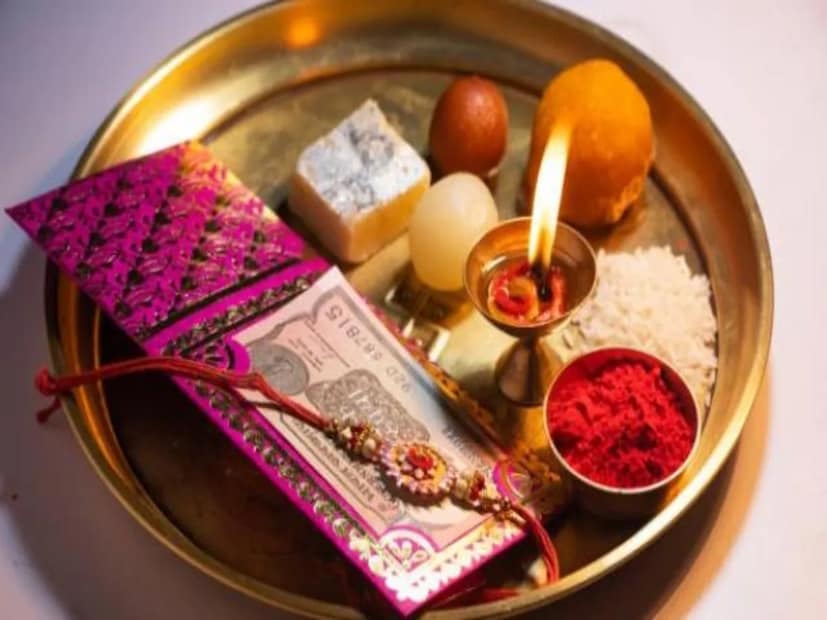 *কোন রাশির জাতকদের কোন রঙের রাখি বাঁধা উচিতঃ মেষ রাশির জাতকদের জন্য লাল রঙ শুভ, তাই লাল রঙের রাখি বাঁধা উচিত। বৃষ রাশির জাতকদের জন্য সাদা বা ক্রিম রঙ শুভ। তাই সাদা রঙের রাখি বাঁধা উচিত। মিথুন রাশির জাতকদের জন্য সবুজ রঙ শুভ, তাই সবুজ রঙের রাখি বাঁধা উচিত।