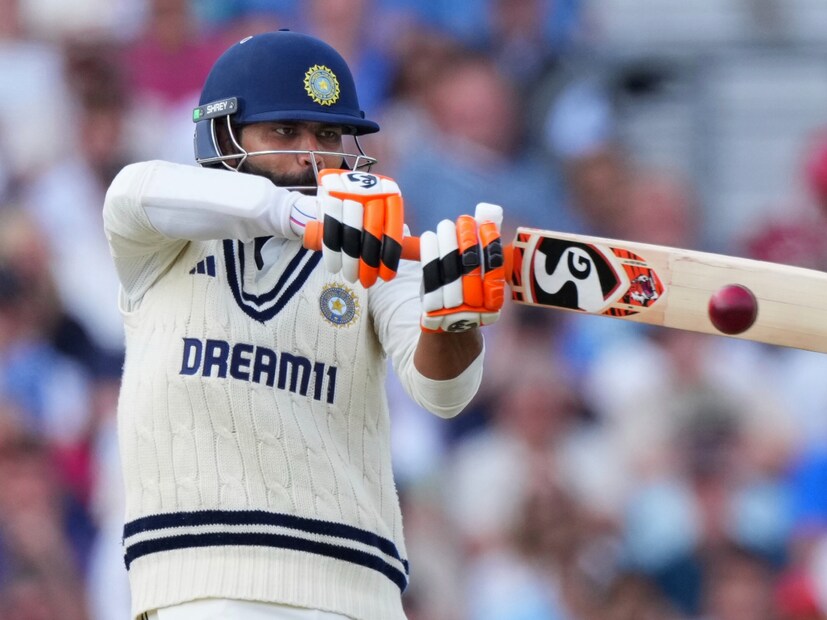 ভারতের অভিজ্ঞ অলরাউন্ডার রবীন্দ্র জাদেজা আবারও প্রমাণ করলেন কেন তাঁকে 'স্যার' বলে ডাকা হয়। চলতি অ্যান্ডারসন-তেন্ডুলকার ট্রফিতে দ্য ওভালে ইংল্যান্ডের বিপক্ষে হাফ সেঞ্চুরি করে তিনি ইতিহাস গড়েছেন। 
