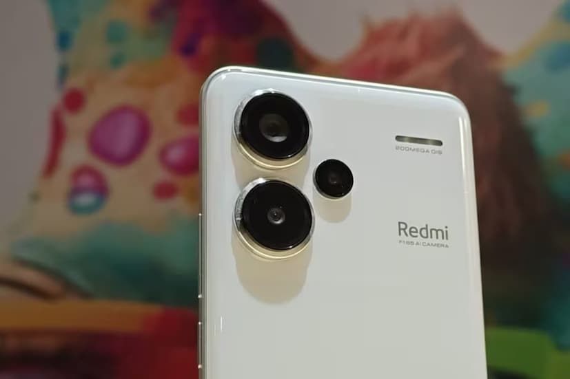 গত বছরই ভারতে লঞ্চ করা হয়েছিল ফোনটি। এর 12GB + 256GB ভ্যারিয়েন্টের দাম ছিল ৩৪৯৯৯ টাকা। কিন্তু নতুন এই অফারের পরে এর দাম কমে ২৬৯৯৯ টাকায় নেমে এসেছে। 