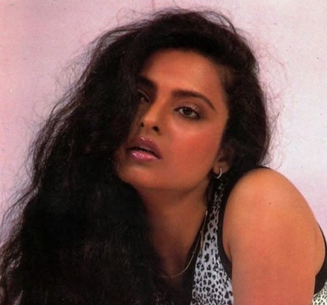 বেশ কিছু মিডিয়া রিপোর্টস অনুযায়ী, পাকিস্তানের প্রাক্তন অধিনায়ক ইমরান খানের সঙ্গে ভালবাসার সম্পর্কে জড়িয়েছিলেন বলিউড সুন্দরী রেখা। তবে সেই প্রেম বেশিদিন স্থায়ী হয়নি।