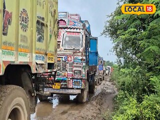 গ্রামের রাস্তা দিয়ে অনবরত যাচ্ছে ওভারলোড ট্রাক, রাস্তা অবরোধ করে গ্রামবাসীদের বিক্ষোভ 