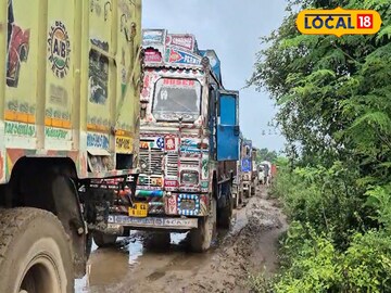 গ্রামের রাস্তা দিয়ে অনবরত যাচ্ছে ওভারলোড ট্রাক, রাস্তা অবরোধ করে গ্রামবাসীদের বিক্ষোভ 